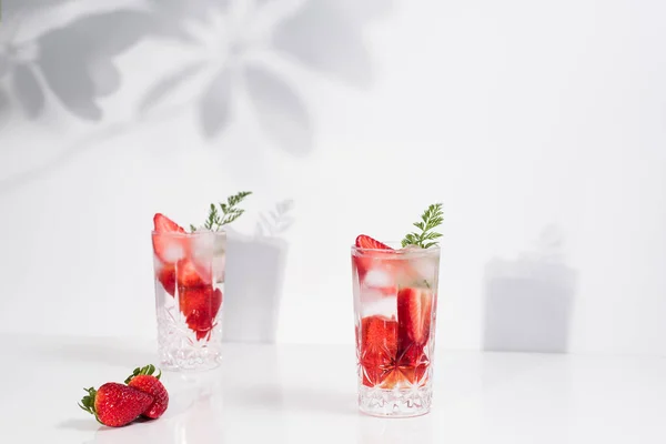 Refrescante Bebida Verano Con Fresas Frescas Rodajas Cubitos Hielo Con —  Fotos de Stock