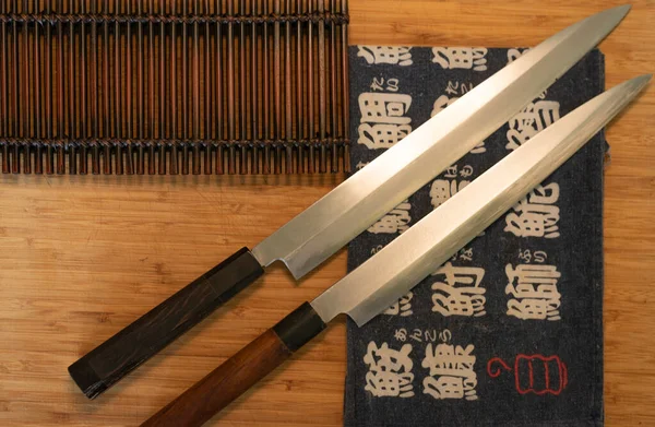 亚洲餐馆放在木制桌子上的锋利刀具和寿司垫的俯瞰图 — 图库照片