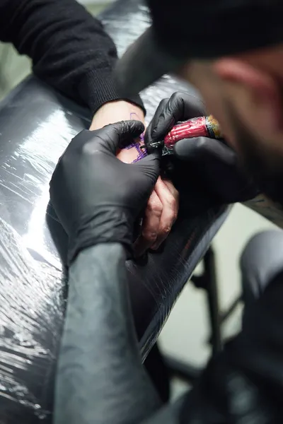 Konzentrierte Männliche Tätowierer Handschuhen Machen Tätowierung Auf Der Hand Des — Stockfoto