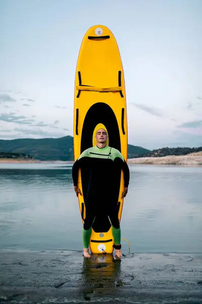 Ηρεμία Αρσενικό Surfer Βρεγμένο Κοστούμι Στέκεται Μάτια Κλειστά Κίτρινο Sup — Φωτογραφία Αρχείου