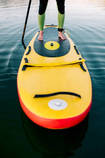 Unbekannter Männlicher Surfer Schwimmt Sommer Auf Ruhigem Meer Bei Sonnenuntergang — Stockfoto