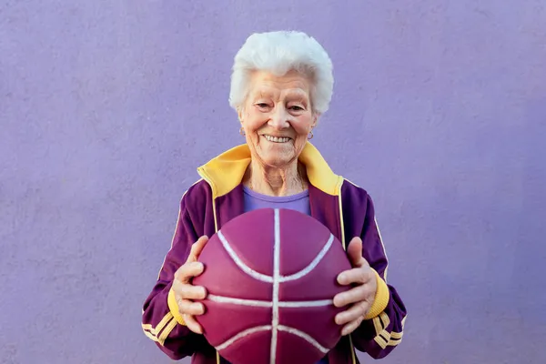 Sonriente Jugadora Baloncesto Anciana Con Pelo Gris Ropa Deportiva Mirando — Foto de Stock