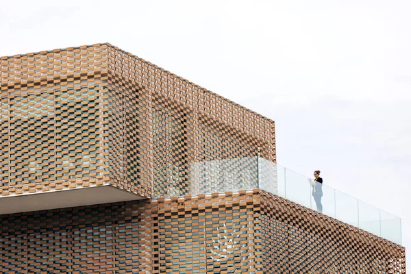 Modern Binanın Balkonunda Pencerelerinde Geometrik Elementler Olan Şık Kıyafetli Bir — Stok fotoğraf