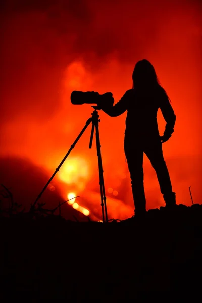 Silueta Unei Femei Care Fotografiază Obiectiv Telephoto Trepied Explozia Lavă — Fotografie, imagine de stoc