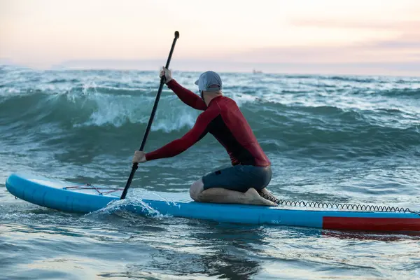 Vista Lateral Surfista Masculino Fato Mergulho Chapéu Prancha Remo Surfando — Fotografia de Stock