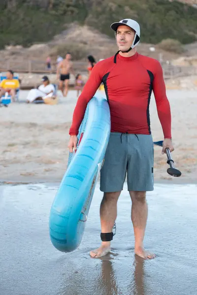 Hombre Surfista Traje Neopreno Sombrero Pie Mirando Hacia Otro Lado —  Fotos de Stock
