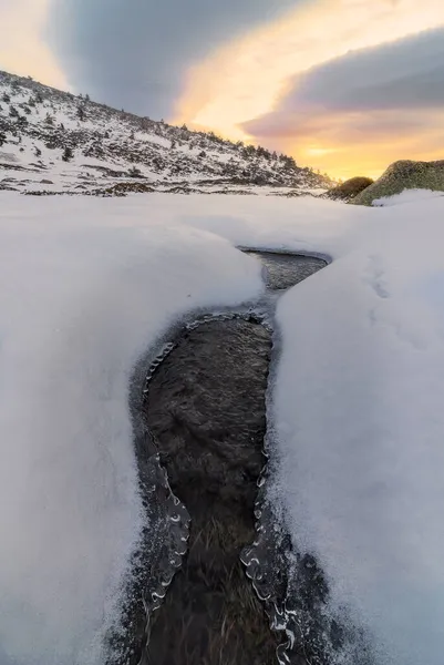 Paisagem Espetacular Rio Frio Fluindo Entre Terreno Nevado Área Montanhosa — Fotografia de Stock