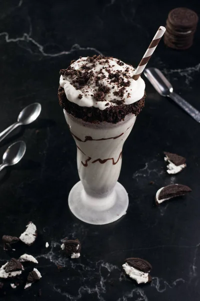 Yukardan Gelen Lezzetli Milkshake Ezilmiş Bisküviler Bardakta Çikolata Soslu Saman — Stok fotoğraf