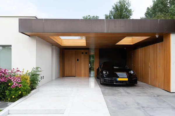 Modern Sportbil Parkerad Baksidan Stilren Minimalistisk Villa Dekorerad Med Blommande — Stockfoto