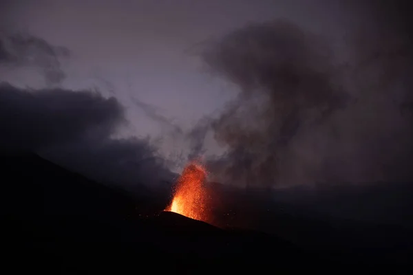 Hot Lava Magma Pouring Out Crater Black Plumes Smoke Cumbre — Stock Photo, Image
