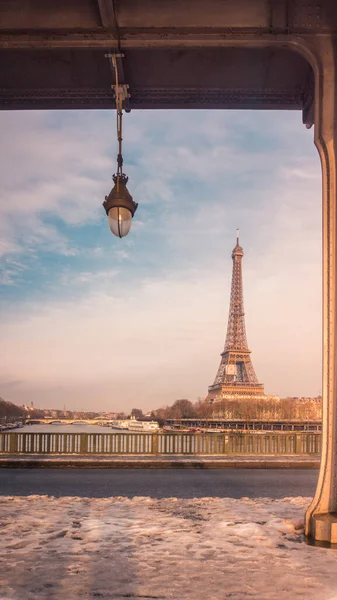 Blick Von Der Brücke Auf Das Berühmte Wahrzeichen Von Paris — Stockfoto