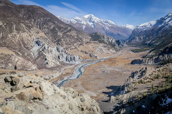 Malebná Krajina Křivolaké Řeky Tekoucí Mezi Vysokými Strmými Horami Zasněženými — Stock fotografie