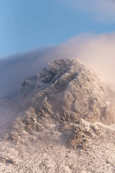 Piste Montagna Coperte Neve Nuvole Nella Fredda Giornata Invernale Nel — Foto Stock