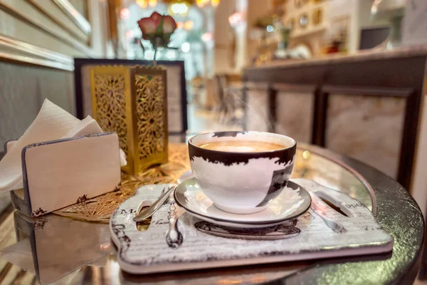 Ceramiczna Filiżanka Aromatycznej Kawy Latte Art Stole Serwetkami Kwitnącą Różą — Zdjęcie stockowe