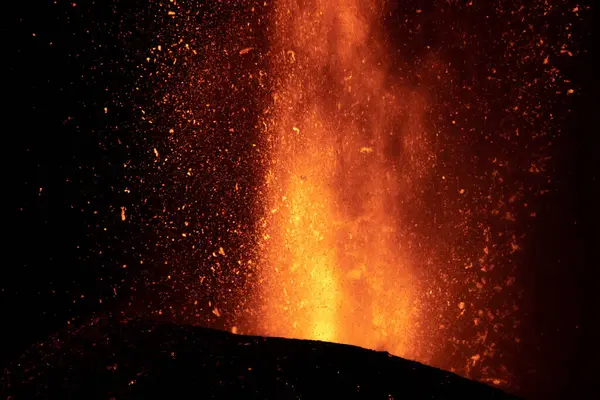 Горячая Лава Магма Вытекают Кратера Ночью Извержение Вулкана Кумбре Вьеха — стоковое фото