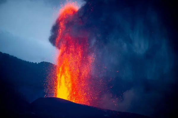 Hot Lava Magma Pouring Out Crater Black Plumes Smoke Cumbre — Stock Photo, Image