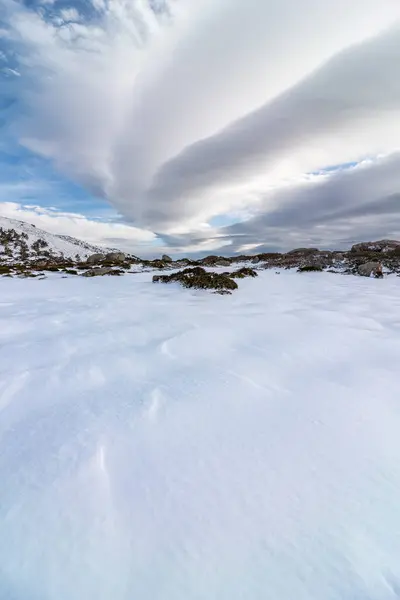 Karlı Vadinin Resimli Manzarası Kış Zamanı Dağlık Bölgede Kayalar Var — Stok fotoğraf