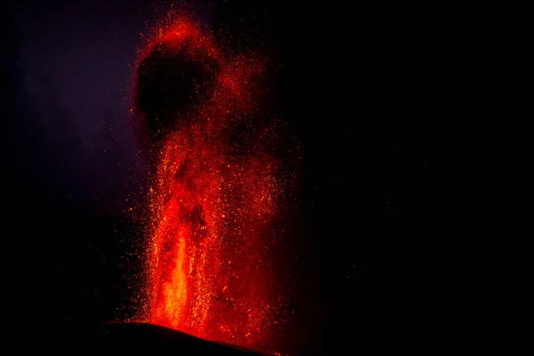 Warme Lava Magma Stromen Uit Krater Met Zwarte Rookpluimen Cumbre — Stockfoto