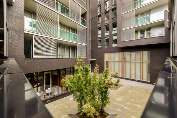 Patio Con Maceta Entre Paredes Edificio Vivienda Contemporánea Con Balcones — Foto de Stock