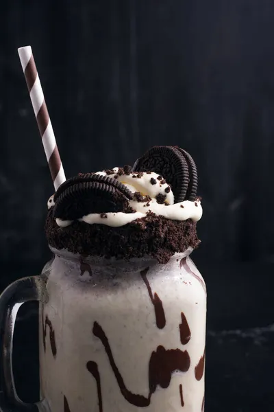 Lekkere Milkshake Met Geplette Koekjes Stro Glas Met Chocoladesaus — Stockfoto