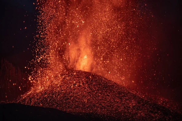 Horká Láva Magma Vytékající Kráteru Oblaky Kouře Cumbre Vieja Sopečná — Stock fotografie