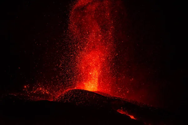 Warme Lava Magma Stromen Uit Krater Met Zwarte Rookpluimen Cumbre — Stockfoto