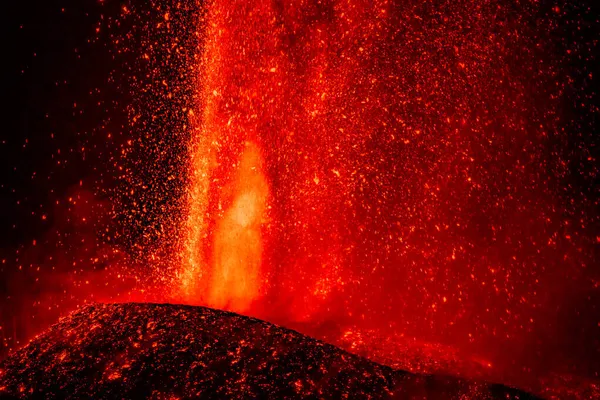 炽热的熔岩和岩浆从火山口喷涌而出 冒出黑烟 2021年西班牙拉帕尔马加那利群岛的Cumbre Vieja火山爆发 — 图库照片