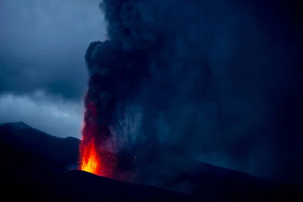 炽热的熔岩和岩浆从火山口喷涌而出 冒出黑烟 2021年西班牙拉帕尔马加那利群岛的Cumbre Vieja火山爆发 — 图库照片