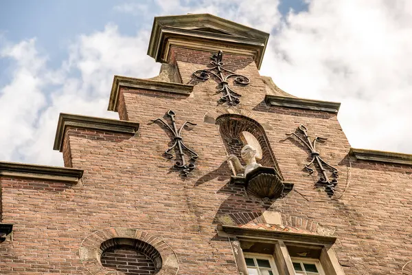 Underifrån Gamla Murverk Hus Exteriör Med Skulptur Och Smidda Dekoration — Stockfoto