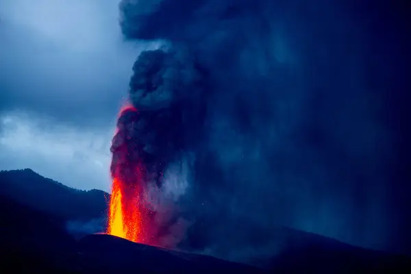 Varm Lava Och Magma Flödar Kratern Med Svarta Rökplymer Cumbre — Stockfoto