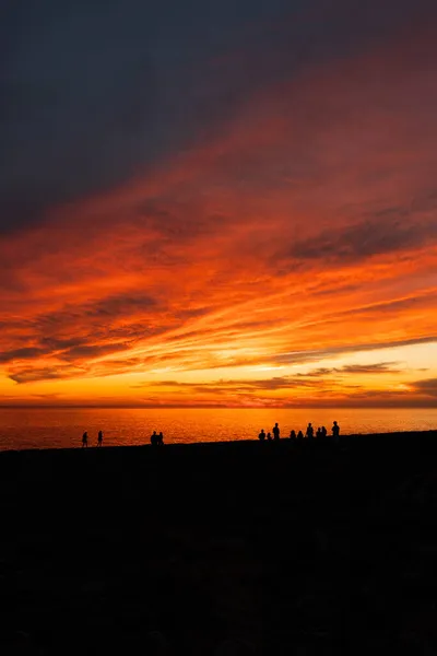 Vista Panoramica Sagome Turistiche Ammirando Oceano Infinito Riva Sotto Cielo — Foto Stock