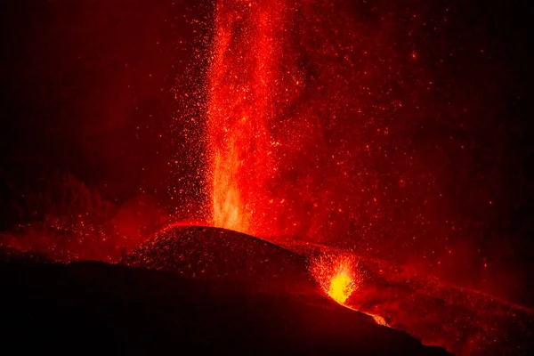 Gorąca Lawa Magma Wylewające Się Krateru Czarnymi Piórami Dymu Wybuch — Zdjęcie stockowe