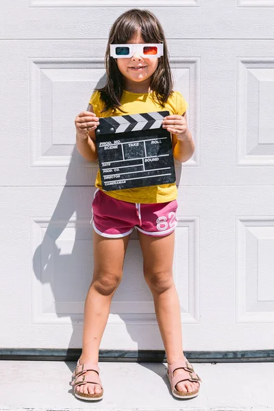 Roztomilé Šťastná Dívka Ležérní Barevné Oblečení Drží Clapperboard Zatímco Trojrozměrné — Stock fotografie