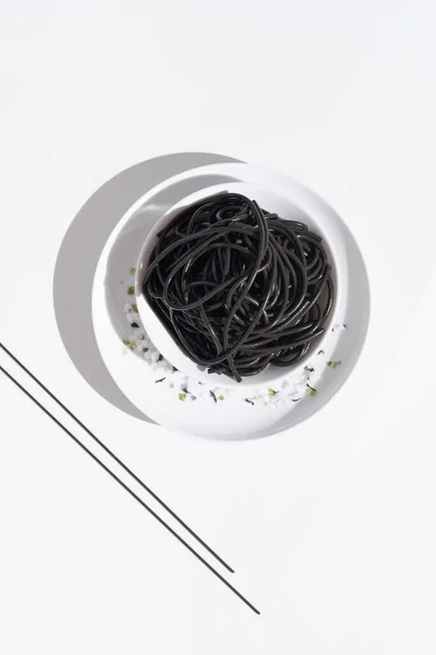 Van Boven Uit Keramische Kom Met Heerlijke Spaghetti Met Zwarte — Stockfoto