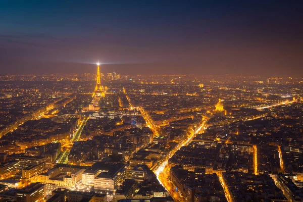 Ilmakuva Pimeälle Yötaivaalle Valaistujen Rakennusten Teiden Yläpuolella Joissa Korkea Eiffel — kuvapankkivalokuva