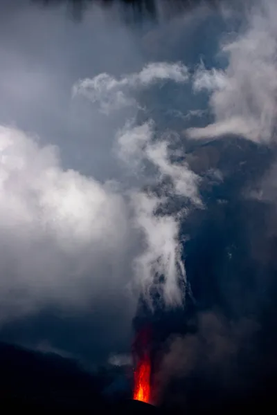 熱い溶岩とマグマが黒い煙の噴煙とともに火口から噴出する パルマ カナリア諸島のカンブル ビエハ火山噴火 スペイン 2021年 — ストック写真