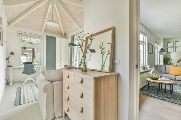 Interior Apartamento Contemporâneo Estilo Escandinavo Com Móveis Madeira Branco Durante — Fotografia de Stock