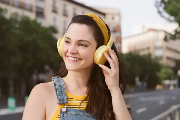 Positieve Jonge Vrouw Luisteren Naar Muziek Draadloze Hoofdtelefoon Weg Kijken — Stockfoto