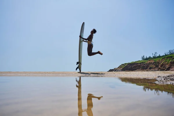 Πλευρική Άποψη Της Ευτυχούς Αφρικής Αμερικανός Θηλυκό Surfer Longboard Surf — Φωτογραφία Αρχείου
