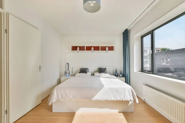 Bed Met Kussens Onder Plank Lamp Boven Parket Modern Huis — Stockfoto