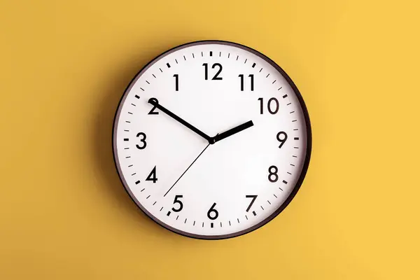 Reloj Minimalista Forma Redonda Con Números Flechas Sobre Fondo Amarillo —  Fotos de Stock