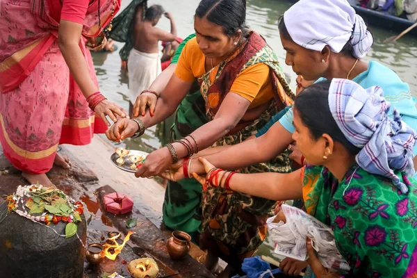 インド バラナシ 2015年11月2日 伝統的なインドの服を着てアジアの伝統的な女性の民族女性の上のグループからインドの川の近くのキャンドルや花で祈りと提供を行う — ストック写真