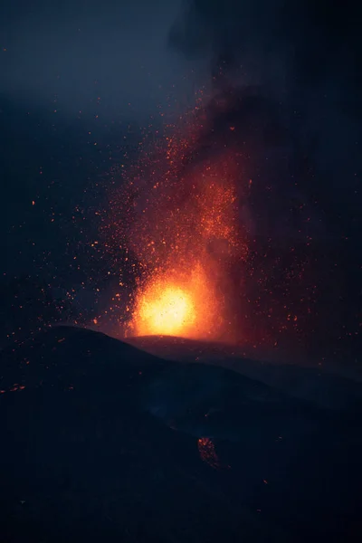 Горячая Лава Магма Вытекающие Кратера Черными Пятнами Дыма Извержение Вулкана — стоковое фото