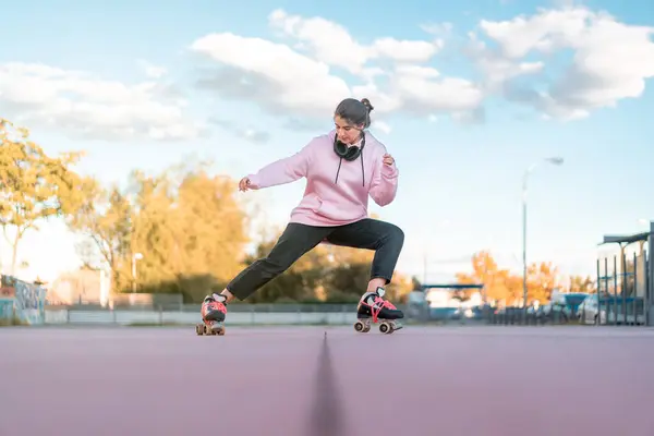 Full Body Active Young Woman Skater Wearing Pink Hoodie Black — Stock Photo, Image