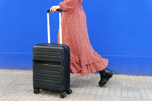 Widok Boczny Przyciętych Nierozpoznawalnych Kobiet Długiej Czerwonej Sukience Stojącej Bagażem — Zdjęcie stockowe