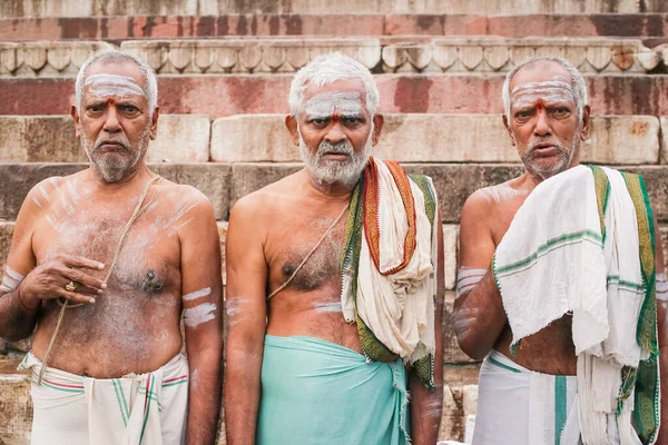 India Varanasi Listopad 2015 Mężczyźni Średnim Wieku Bez Koszuli Siwymi — Zdjęcie stockowe