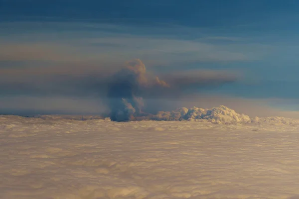 Море Облаков Сверху Заднем Плане Черный Дым Вулкана Извержение Вулкана — стоковое фото