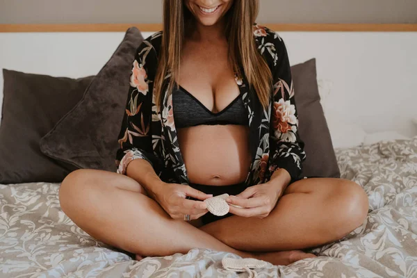 Cultiver Femme Enceinte Méconnaissable Sous Vêtements Assis Avec Les Jambes — Photo