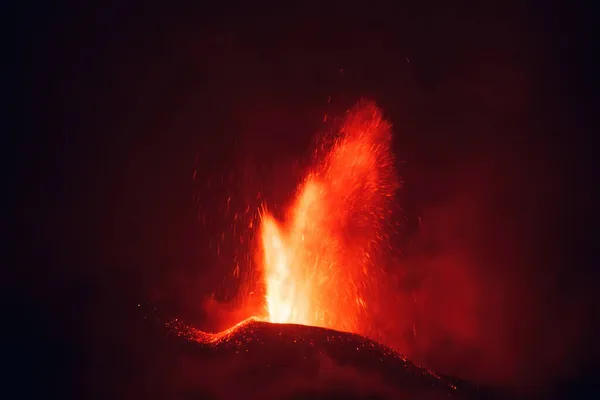 炽热的熔岩和岩浆从火山口喷涌而出 2021年西班牙拉帕尔马加那利群岛的Cumbre Vieja火山爆发 — 图库照片
