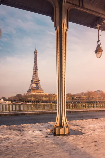 Köprüden Paris Ünlü Simgesi Kışın Eyfel Kulesi Nin Mimari Manzarasına — Stok fotoğraf